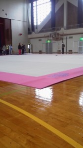 新体操競技用フロアマット搬入 - 静岡県袋井市、新体操は袋井アートスポーツのるんな新体操クラブへ